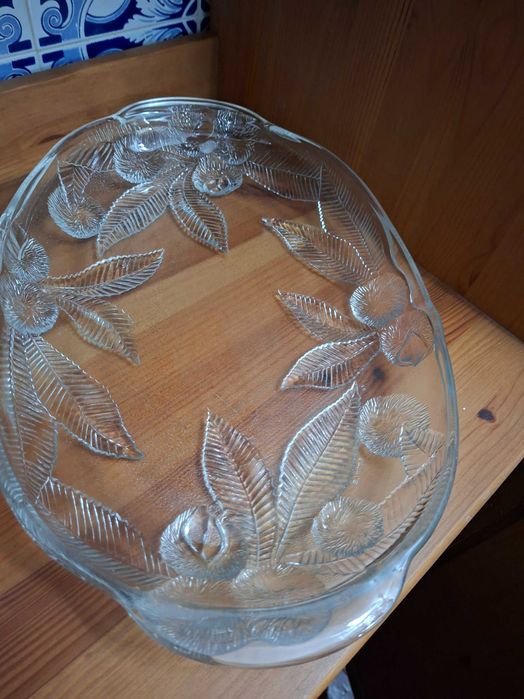 Travessa ou Prato de vidro decorativo com relevo floral