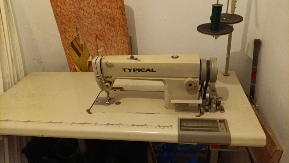 Промислова швейна машинка.