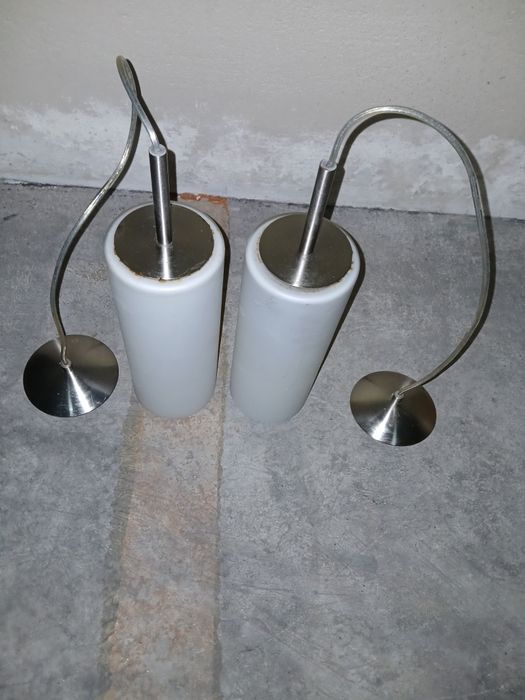 Vários candeeiros teto, 1 de pé, carrinho arrumações e 4 quadros