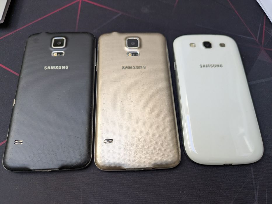 Trzy telefony Samsung
