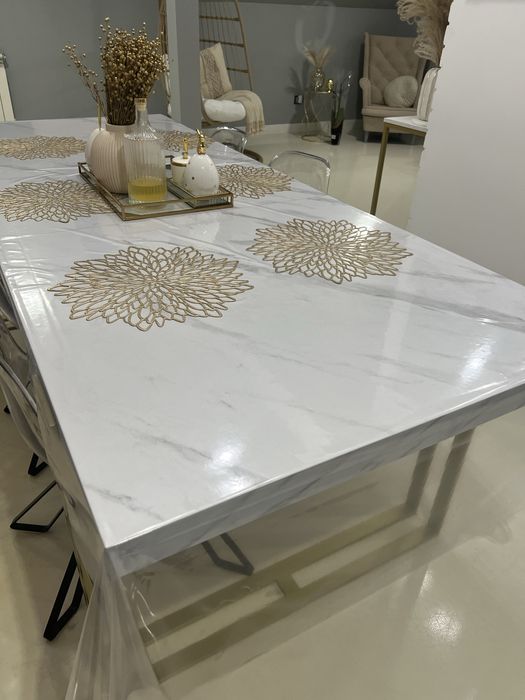 Stół loft marmur ze złotymi nogami do salonu