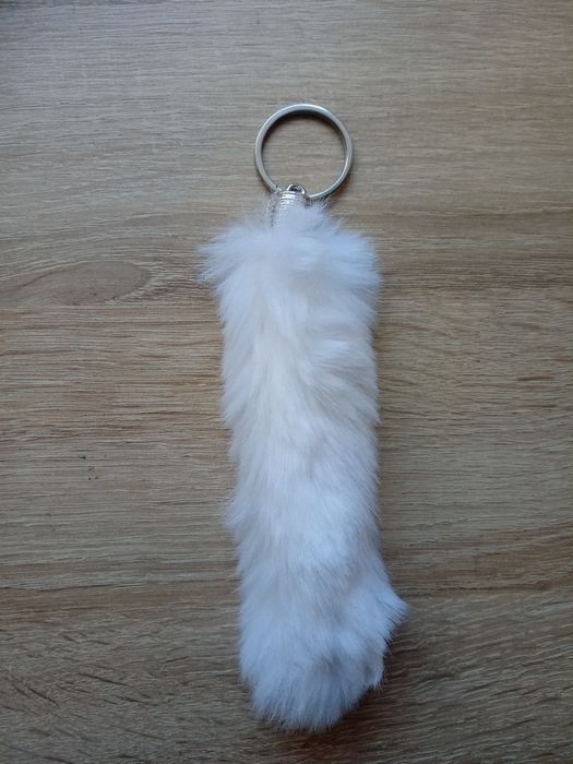Brelok pompon futerko długi ogon biały