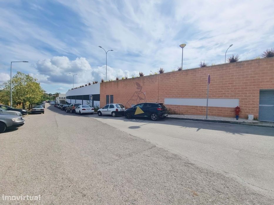 Garagens Box à Venda em Portimão — de 16 m² a 28 m², entre a estação d