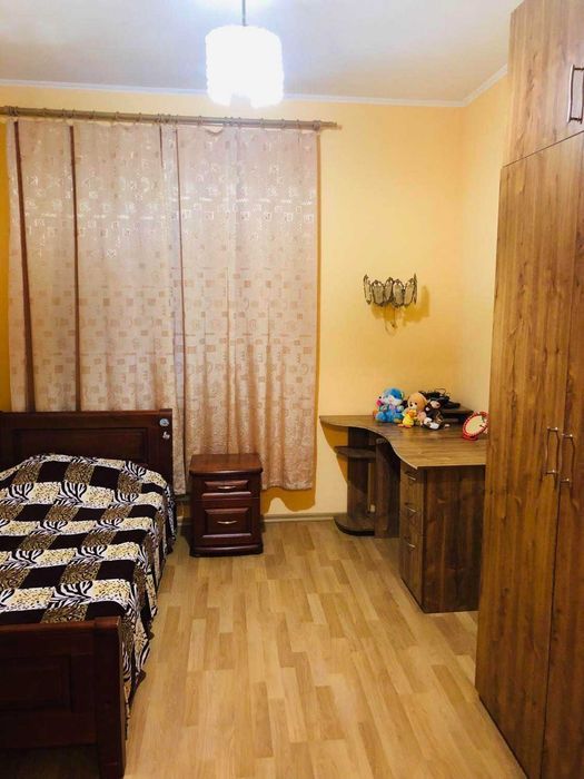 Продаж великої 1/2 частини будинку в самому центрі біля "Сонячного парку"
