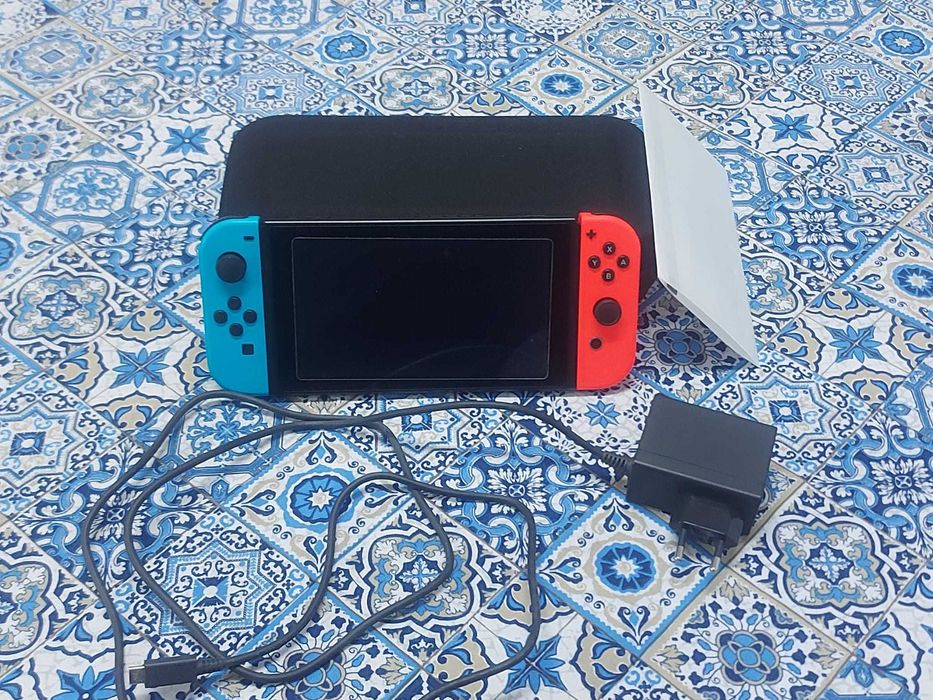 Consola Nintendo Switch Versão 2 + Bolsa de Transporte