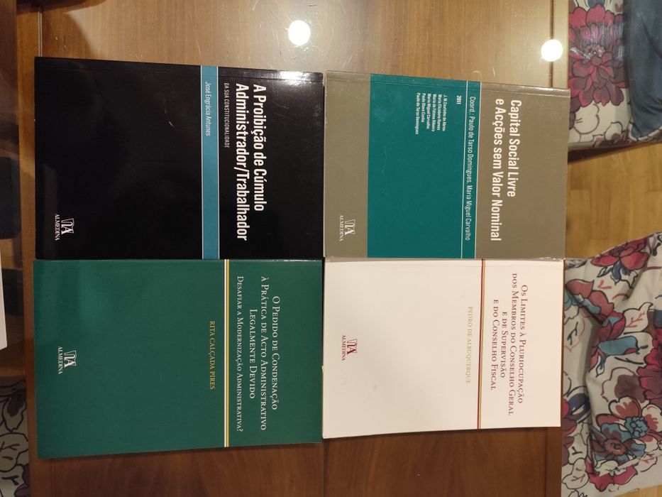 Vários livros direito