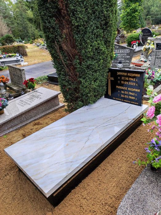 Tani nagrobek kompozytowy kremowy marmur - możliwość montażu