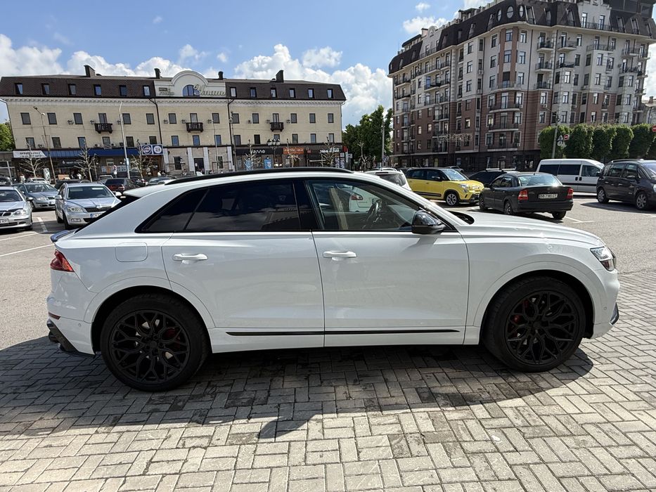 Біла Audi SQ8 2021