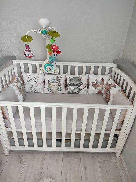 Комплект у дитяче ліжечко: бортики з наволочками + простирадло на рези
Майже не користувалися, без поронніх запахів — стан майже як