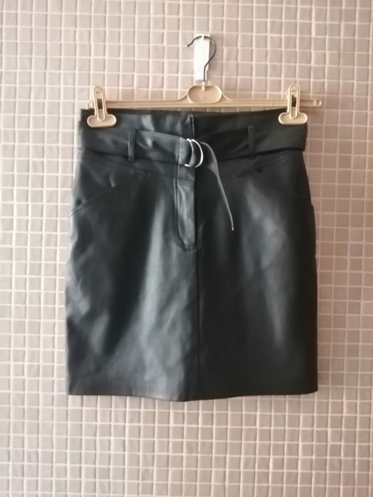 Saia em pele cor preto