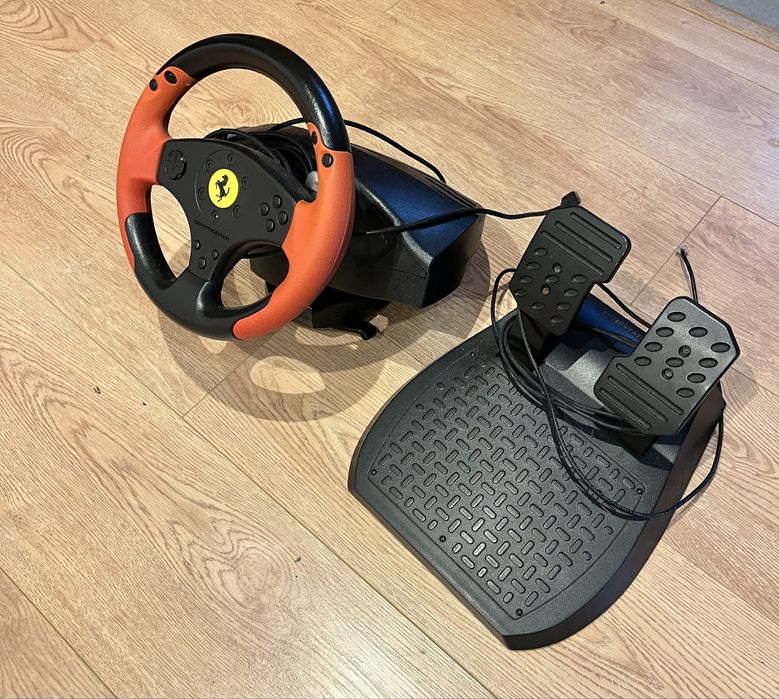 Volante + Pedais Thrustmaster