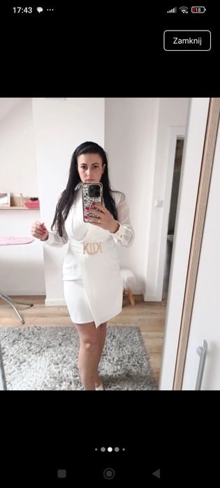 Sukienka biała złote guziki i klamra