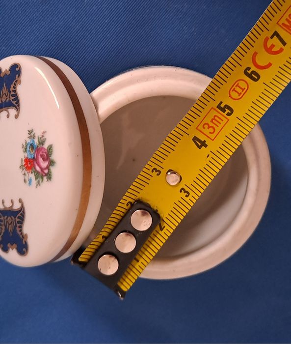 Guarda joias pequenino em fina porcelana
