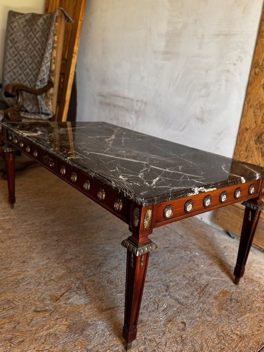 Стіл журнальний з мраморною поверхнею