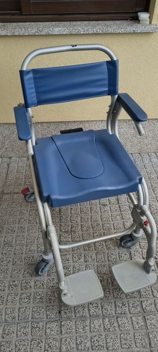 Cadeira de rodas para banho e sanitária