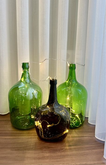 Vendo vidros coloridos para iluminação