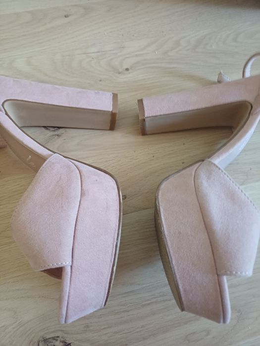 Buty na słupku, obcasy