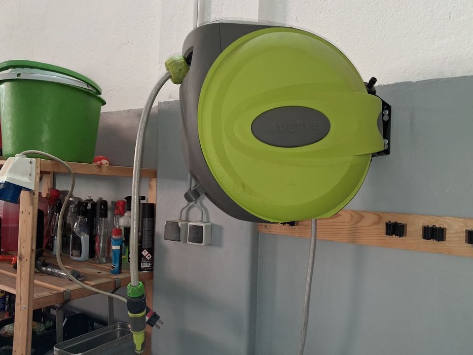 Enrolador de mangueira parede