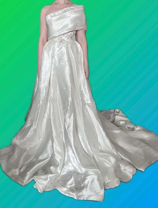 Сукня біла, атласна, весільна зі шлейфом.