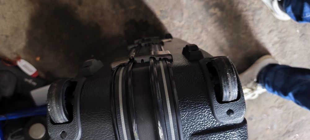 Mala de viagem em plástico com rodas