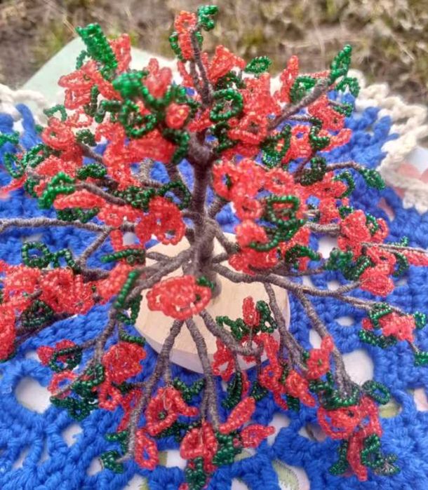 Дерево з бісеру червоного кольору...