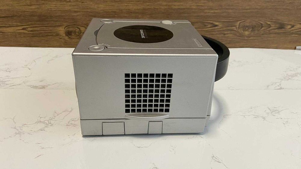 Consola Nintendo GameCube + 3 comandos + acessórios