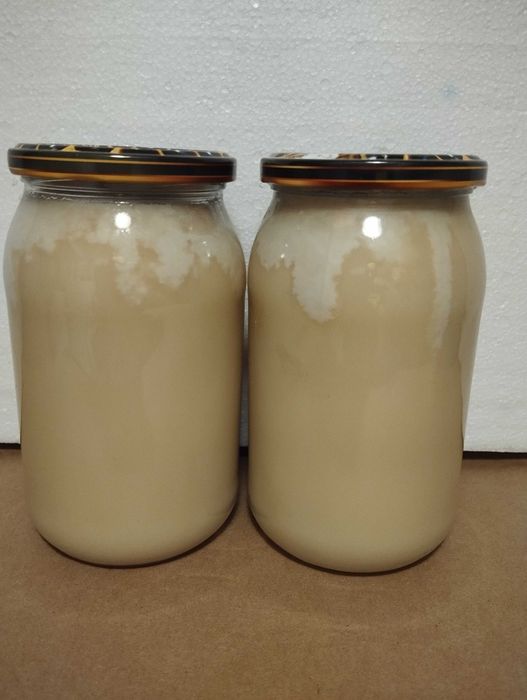 Miód z własnej pasieki.