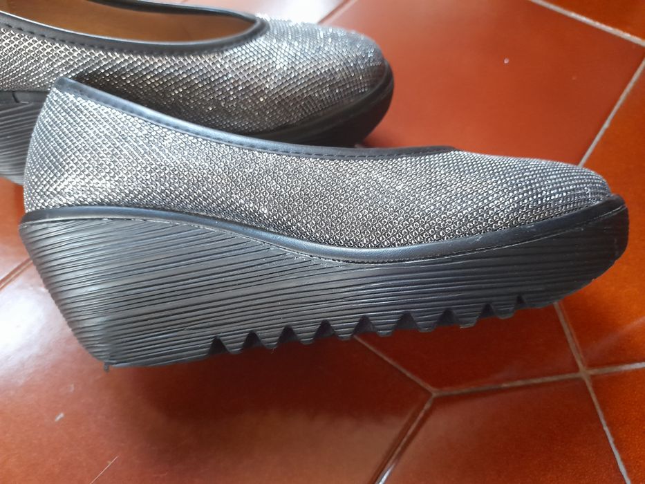 Sapatos prateados e pretos