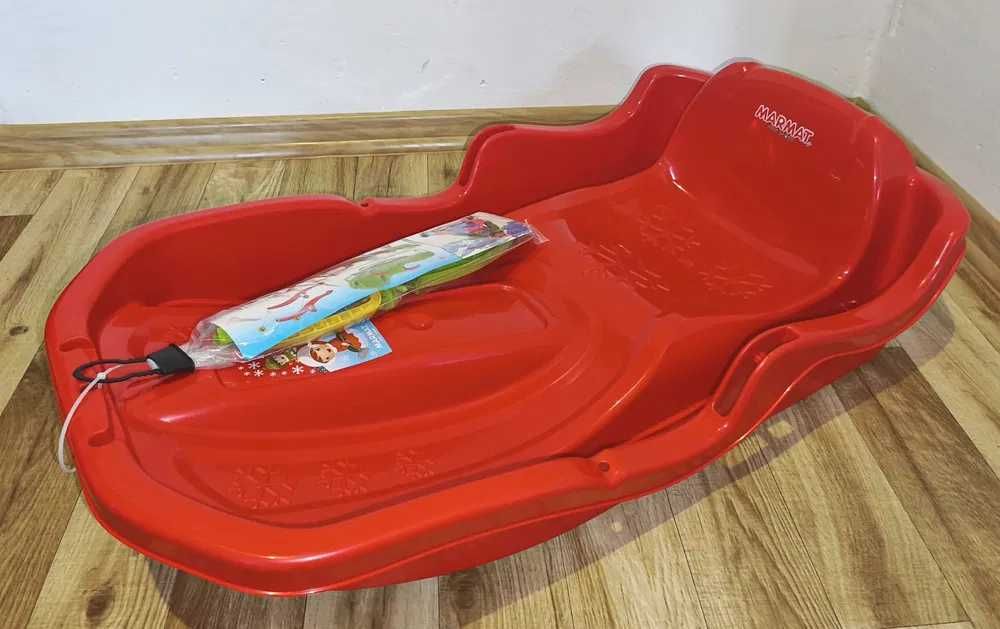 Nowe czerwone sanki profilowane z oparciem Speed Boby