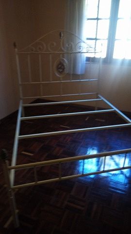 Cama de casal em ferro branco e 2 mesas de cabeceira com tampo em márm