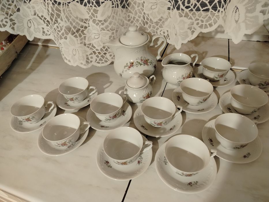 Przepiękny porcelanowy sygnowany zestaw kawowy firmy Karolina