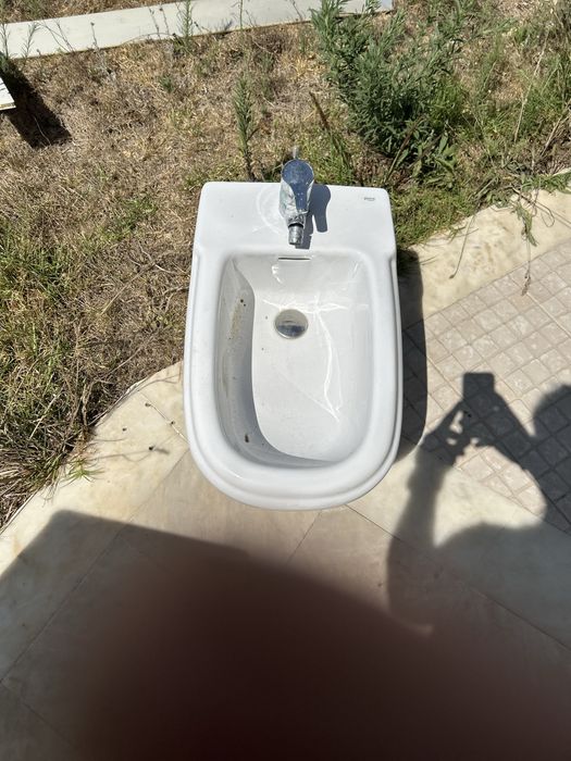 Varias banheiras hidromassagem , sanitas e bides da marca Roca