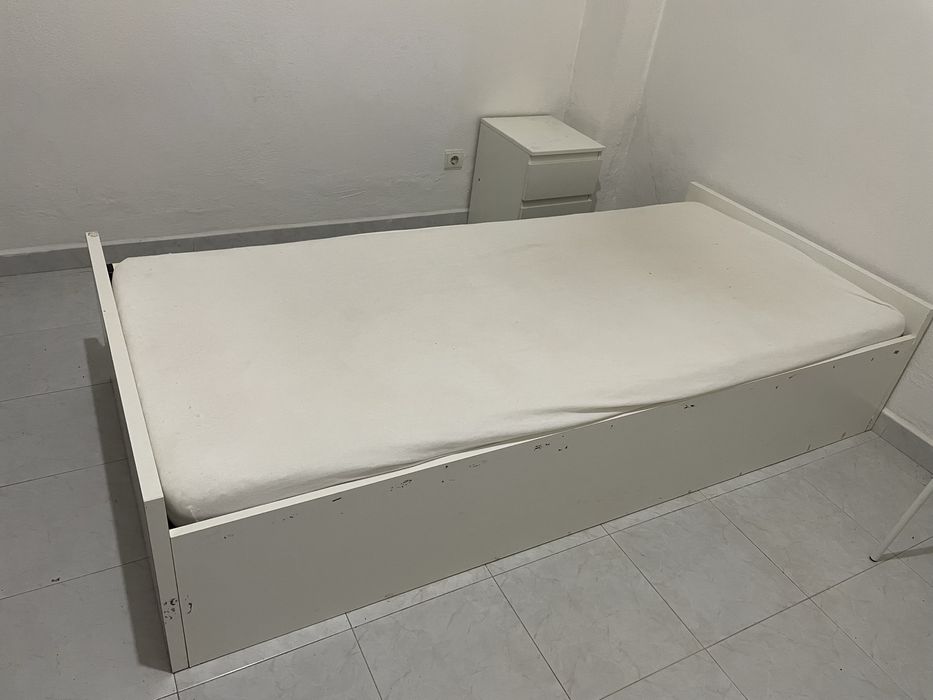 Cama de solteiro com colchão e gavetas