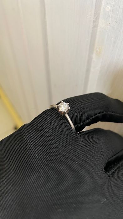 Anel solitário em prata e pedra