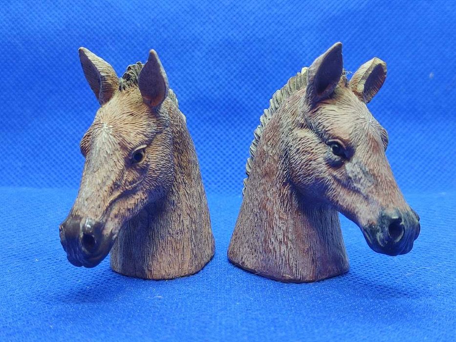 Par de pequenos bustos de cavalos decorativos