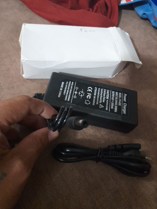 Trotinete carregador com plug femea