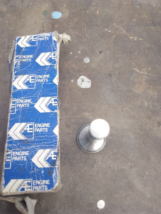 Клапан выпускной Форд-эскорт мотор  1,1 литра.