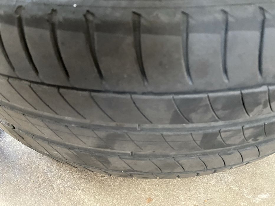 Dois pneus usados, Michelin e Continental