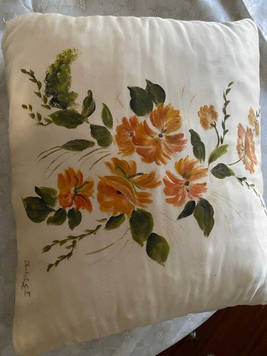 Almofadas decorativas em cetim pintadas à mão