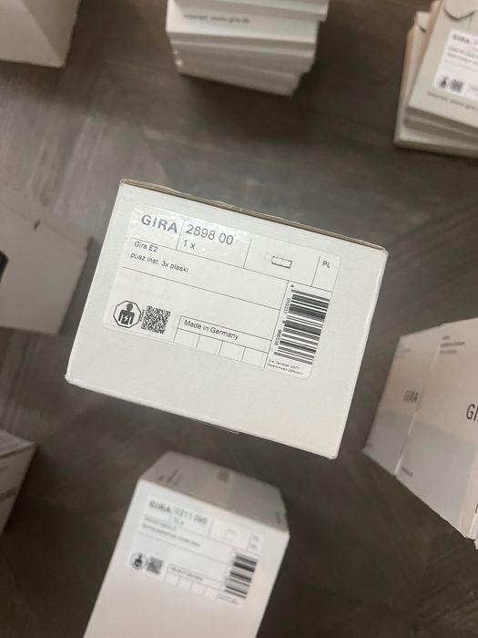 Gira osprzet nowy nierozpakowany puszki ramki