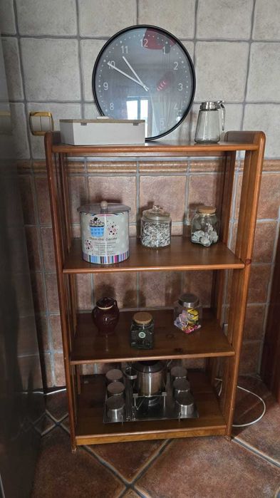 Estante em madeira com prateleiras reguláveis