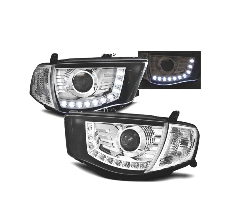 FAROIS FRONTAIS MITSUBISHI L200 06-10 LUZ DIURNA FUNDO CROMADO