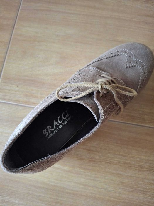 Sapatos clássicos em camurça genuína