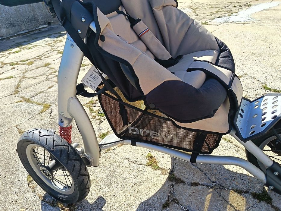 Carrinho de Bebé / Criança BREVI em bom estado com travão e bolsa