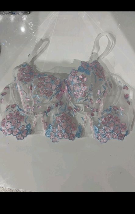 Piękny koronkowy biustonosz/top