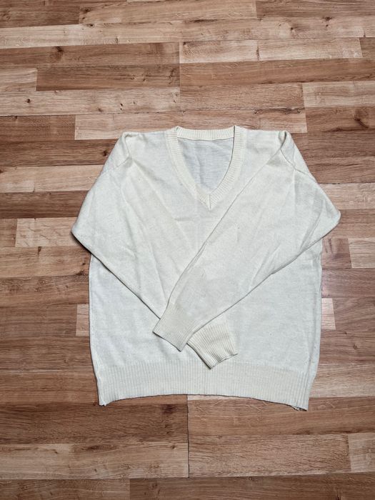 Bardzo ładny sweter z dekoltem V