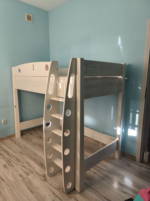 Łóżko piętrowe z materacem.