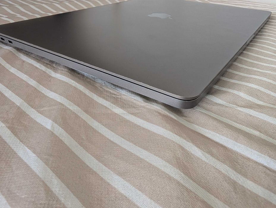 MacBook Pro 16" 2019 / 2.6GHz i7 / 32Gb RAM / 512Gb SSD / English Keyboard