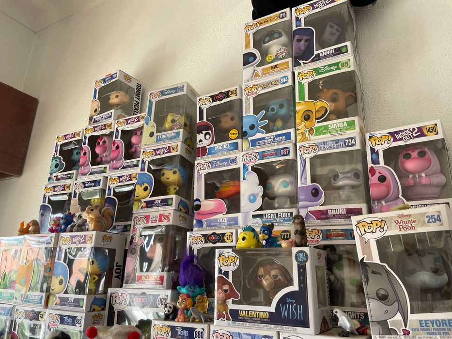 vários funko pops à venda
