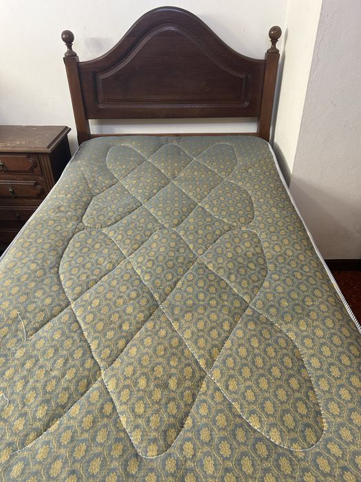 Duas camas de corpo e meio em madeira com colchões incluídos.